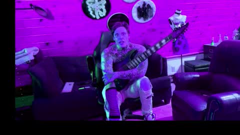 Snapshot of scopolominestrings chatting on 12.18.25 siphonophordustbunny online show from 12.18.25