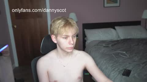 Snapshot of scottish_twink01 chatting on 11.28.25 danny online show from 11.28.25