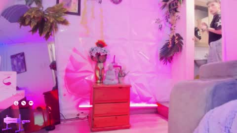     .  INDEPENDENT MODEL online show from 02.20.26