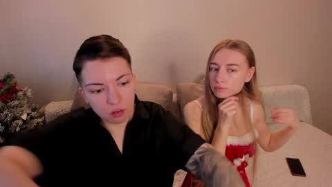 Snapshot of secret_dreams_ chatting on 01.01.25 Amanda and pair in a real life we love each other but can play with you online show from 01.01.25