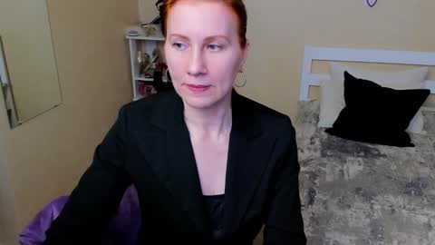 Snapshot of seductive_foxy_ chatting on 10.21.25 seductive_foxy_ online show from 10.21.25