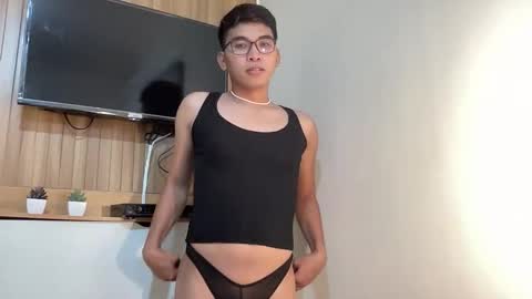 Snapshot of seductive_william chatting on 10.21.25 William online show from 10.21.25