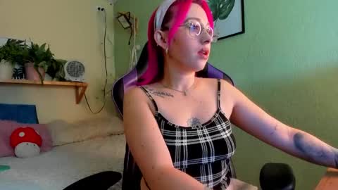 Snapshot of sejmet_5 chatting on 11.16.25 Yeyis online show from 11.16.25