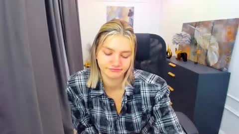 selenaemoore online show from 04.25.26
