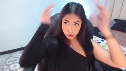 Snapshot of selene_voss chatting on 12.17.25 Selene online show from 12.17.25