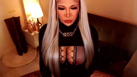 Snapshot of sensational_diva chatting on 12.12.24 unstappable queen kate online show from 12.12.24