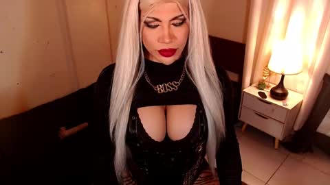 Snapshot of sensational_diva chatting on 02.14.26 unstappable queen kate online show from 02.14.26