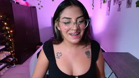 Snapshot of sensual_flame chatting on 12.15.25 Camille and sophie online show from 12.15.25