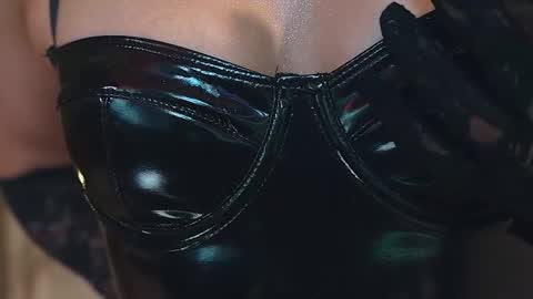 Snapshot of sensualcherry_ chatting on 10.11.25 Maria- OF sensual bee online show from 10.11.25