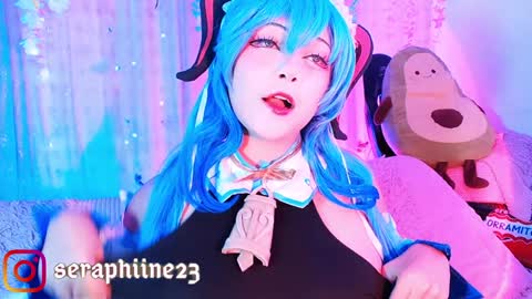 Snapshot of seraphine23_ chatting on 01.12.25 seraphine online show from 01.12.25