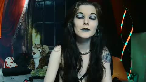 Snapshot of seraphinmunster chatting on 02.25.25 Seraphin Munster online show from 02.25.25