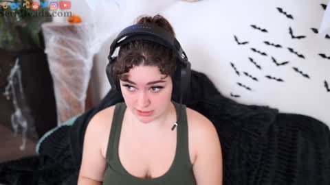 Snapshot of serareads chatting on 10.29.25 SeraReads online show from 10.29.25