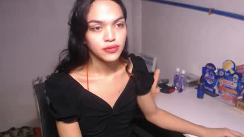 Snapshot of servicedoll18 chatting on 11.01.25 Bella online show from 11.01.25