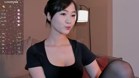 Snapshot of seulbi chatting on 09.25.25 Sana online show from 09.25.25