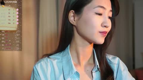 Snapshot of seulbi chatting on 11.22.25 Sana online show from 11.22.25