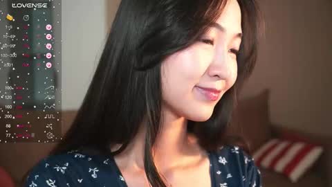 Snapshot of seulbi chatting on 11.29.25 Sana online show from 11.29.25