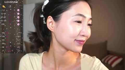 Snapshot of seulbi chatting on 11.30.25 Sana online show from 11.30.25