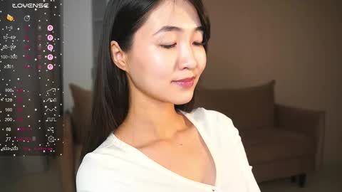 Snapshot of seulbi chatting on 12.05.25 Sana online show from 12.05.25