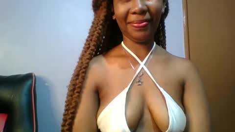 Snapshot of sexie_curvie chatting on 02.09.25 Maggie online show from 02.09.25