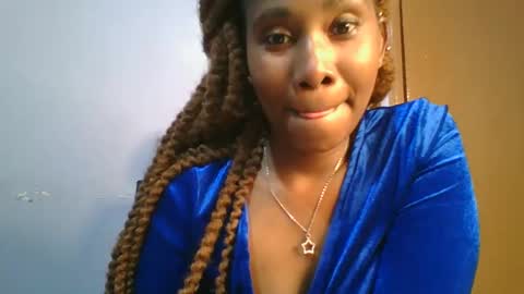 Snapshot of sexie_curvie chatting on 02.12.25 Maggie online show from 02.12.25