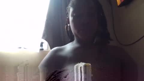 Snapshot of sexie_curvie chatting on 10.26.25 Maggie online show from 10.26.25