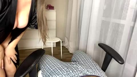 Snapshot of sexmoon11 chatting on 12.11.24 My name is Mia whats yours online show from 12.11.24