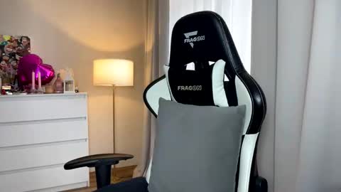 Snapshot of sexmoon11 chatting on 09.22.25 My name is Mia whats yours online show from 09.22.25