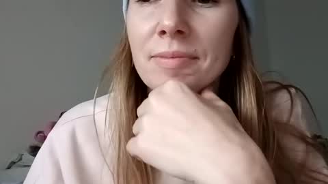 Snapshot of sexualangel chatting on 12.18.24 Verona online show from 12.18.24