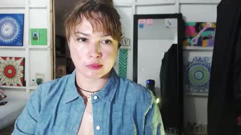 Snapshot of sexwwoman chatting on 10.21.25 CHIARA online show from 10.21.25