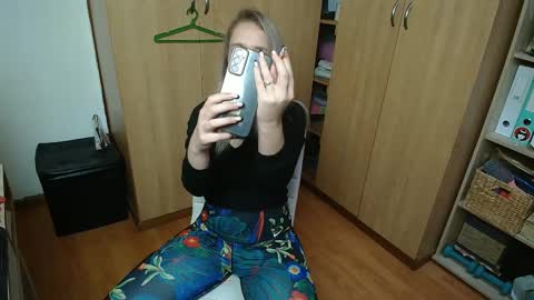 Snapshot of sexxxycrystali chatting on 10.29.25 sexxxycrystali online show from 10.29.25