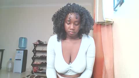 Snapshot of sexxy_thick_ebony chatting on 09.15.25 Sweet doll  online show from 09.15.25