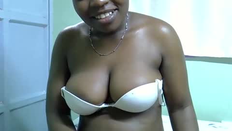 Snapshot of sexxybuttie chatting on 10.25.25 African Queen online show from 10.25.25