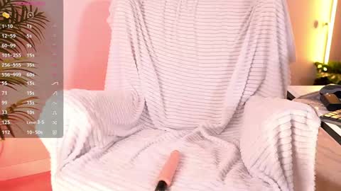 Snapshot of sexy_blonde_doll chatting on 05.17.26 Lina online show from 05.17.26
