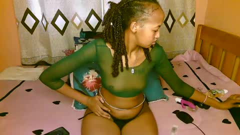 Snapshot of sexy_bluegirl chatting on 03.10.25 sexy_bluegirl online show from 03.10.25