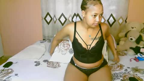 Snapshot of sexy_bluegirl chatting on 10.05.25 sexy_bluegirl online show from 10.05.25