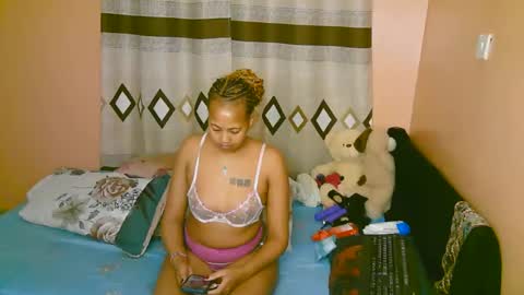 Snapshot of sexy_bluegirl chatting on 10.27.25 sexy_bluegirl online show from 10.27.25