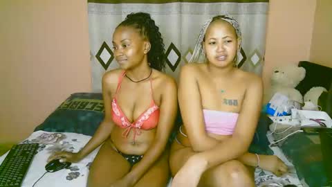 Snapshot of sexy_bluegirl chatting on 11.08.25 sexy_bluegirl online show from 11.08.25