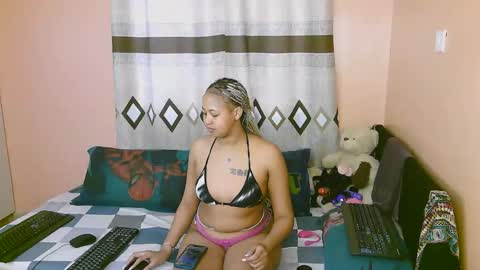 Snapshot of sexy_bluegirl chatting on 12.15.25 sexy_bluegirl online show from 12.15.25