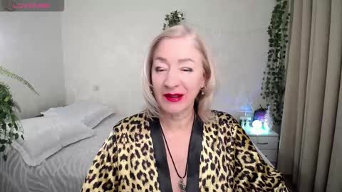 Snapshot of sexy_cat00 chatting on 12.14.25 Irena online show from 12.14.25