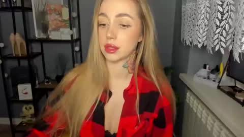 Snapshot of sexy_coralie chatting on 12.11.24 C o r a l i e online show from 12.11.24