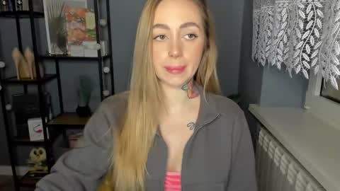 Snapshot of sexy_coralie chatting on 12.17.24 C o r a l i e online show from 12.17.24