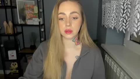 Snapshot of sexy_coralie chatting on 12.19.24 C o r a l i e online show from 12.19.24