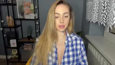 Snapshot of sexy_coralie chatting on 01.15.25 C o r a l i e online show from 01.15.25