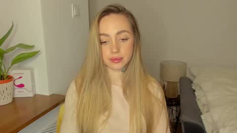 Snapshot of sexy_coralie chatting on 01.17.25 C o r a l i e online show from 01.17.25