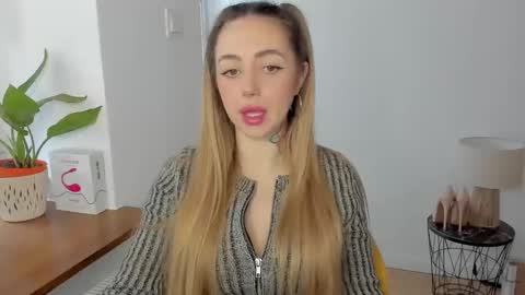 Snapshot of sexy_coralie chatting on 01.24.25 C o r a l i e online show from 01.24.25