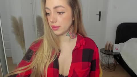 Snapshot of sexy_coralie chatting on 01.31.25 C o r a l i e online show from 01.31.25