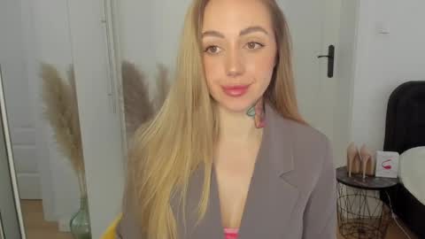 Snapshot of sexy_coralie chatting on 02.02.25 C o r a l i e online show from 02.02.25