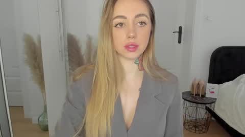 Snapshot of sexy_coralie chatting on 02.04.25 C o r a l i e online show from 02.04.25