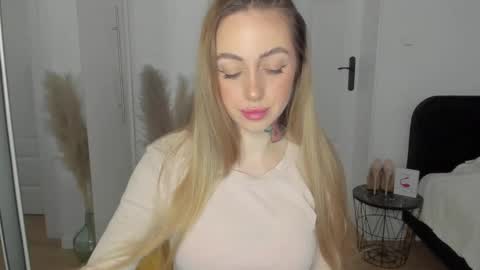 Snapshot of sexy_coralie chatting on 02.06.25 C o r a l i e online show from 02.06.25