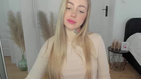 Snapshot of sexy_coralie chatting on 02.13.25 C o r a l i e online show from 02.13.25